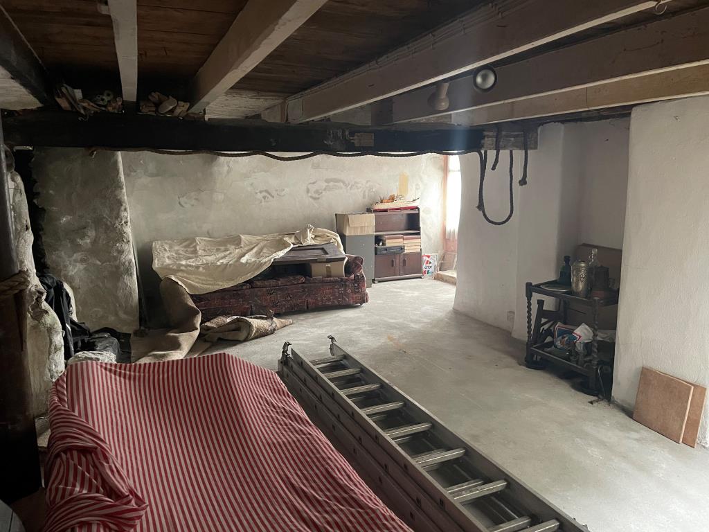 Lot: 72 - MIXED-USE PROPERTY IN HIGHLY DESIRABLE LOCATION - Lower ground floor area